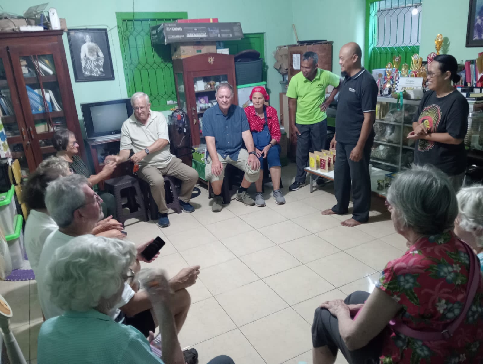 Kunjungan Wisata Edukasi Turis Mancanegara ke Rumah Produksi Minuman Rempah Yoga Djaya. 